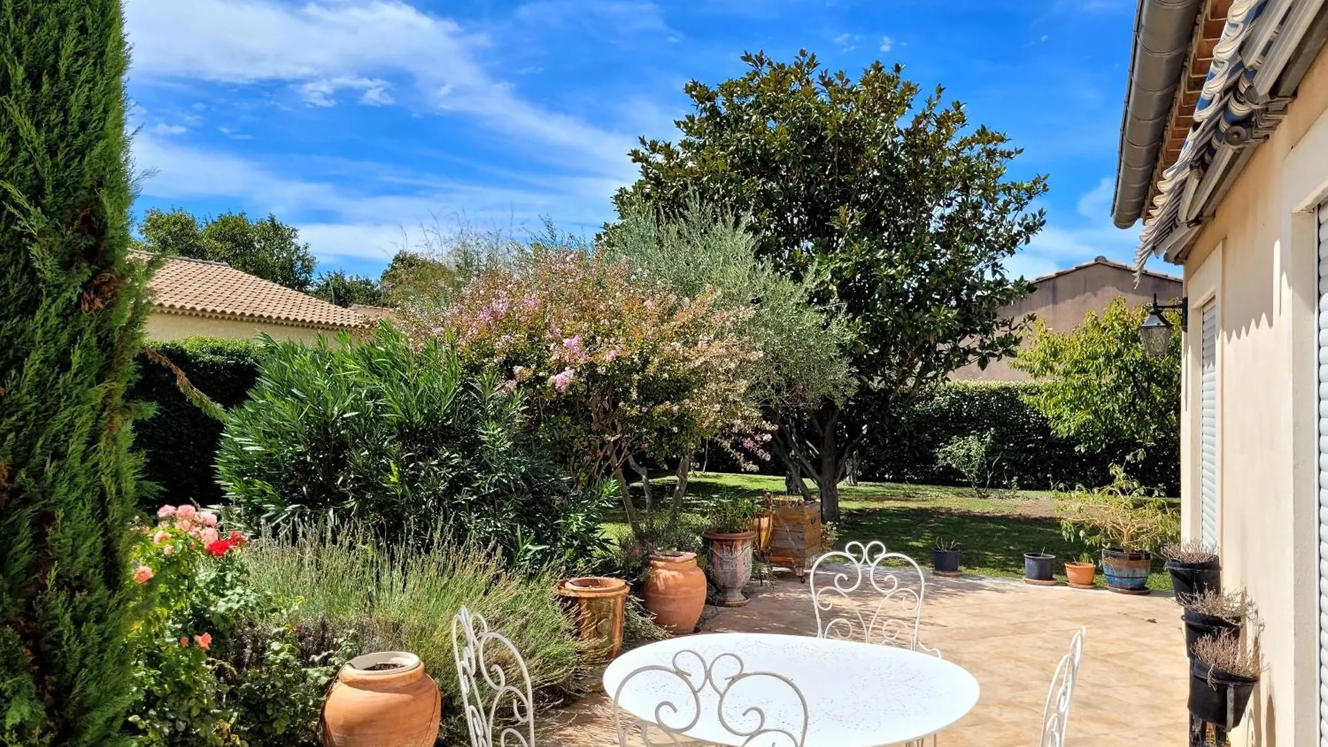 La Villa Des Lavandes - A 300M Du Centre, Au Calme, Et Au Vert ! LʼIsle-sur-la-Sorgue Frankrike